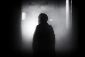 Kobieta w cieniu